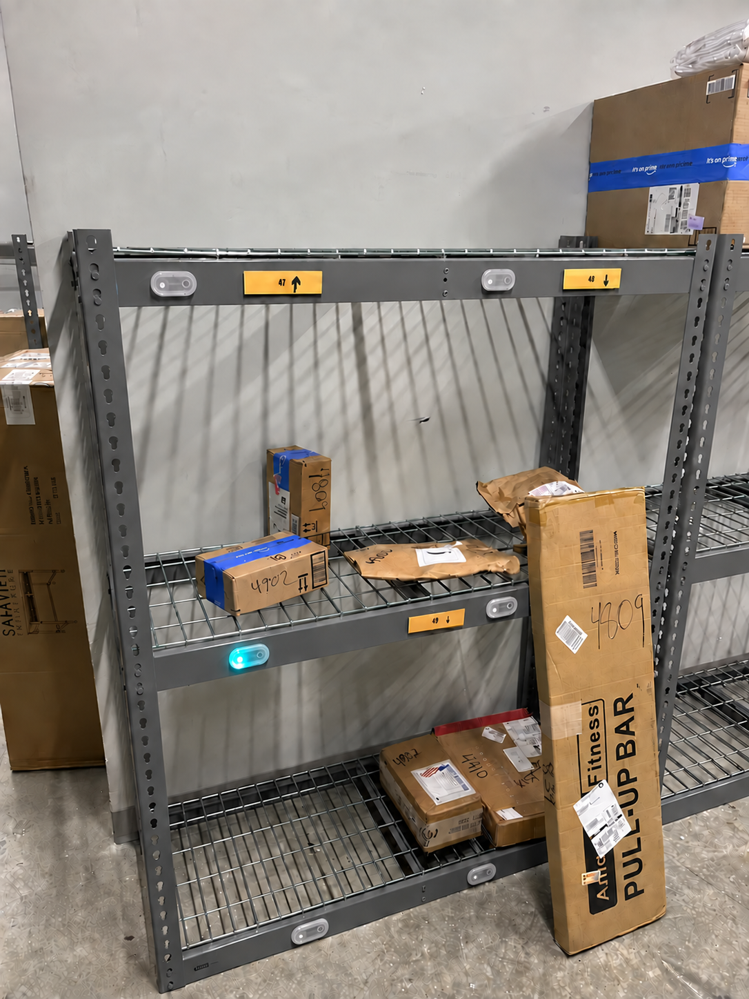 Pick-to-light package shelf for oversized and overflow deliveries